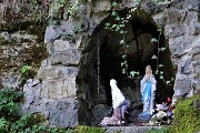 24 Piccola grotta di Lourdes alla sorgente (realizzata da Claudio Ruggeri)